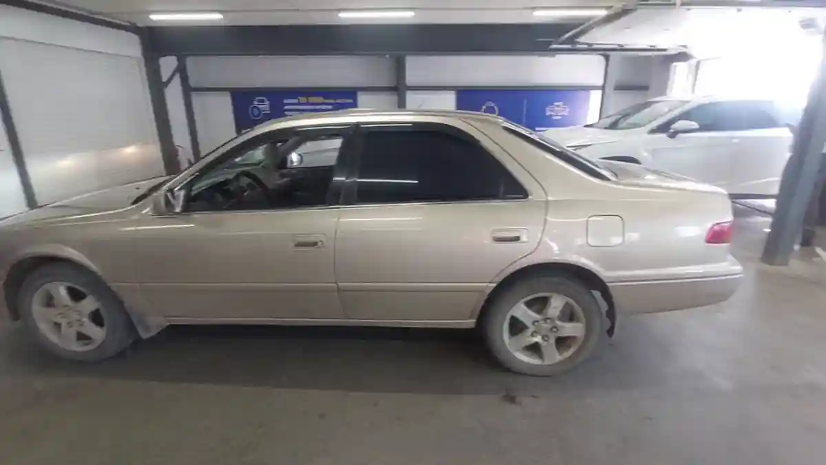 Toyota Camry 2000 года за 3 200 000 тг. в Астана