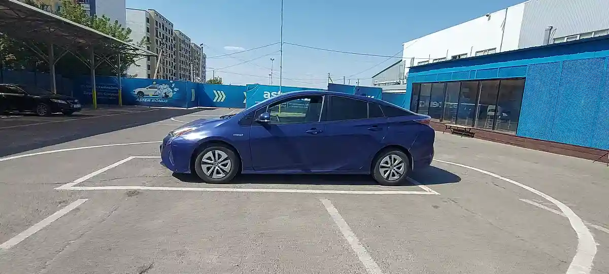 Toyota Prius 2018 года за 8 000 000 тг. в Алматы