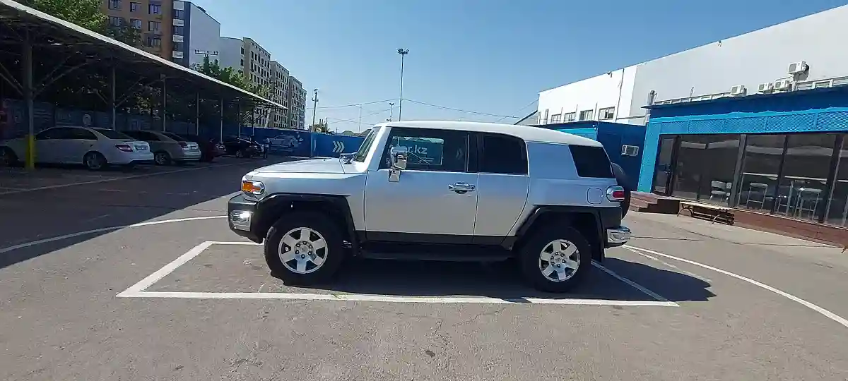 Toyota FJ Cruiser 2006 года за 13 000 000 тг. в Алматы
