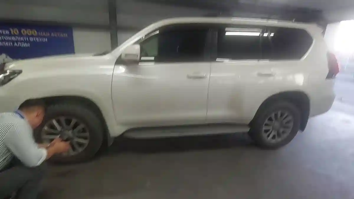 Toyota Land Cruiser Prado 2017 года за 27 000 000 тг. в Астана