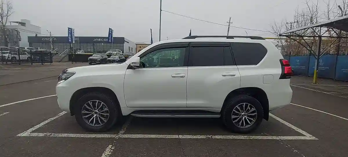 Toyota Land Cruiser Prado 2018 года за 25 000 000 тг. в Алматы