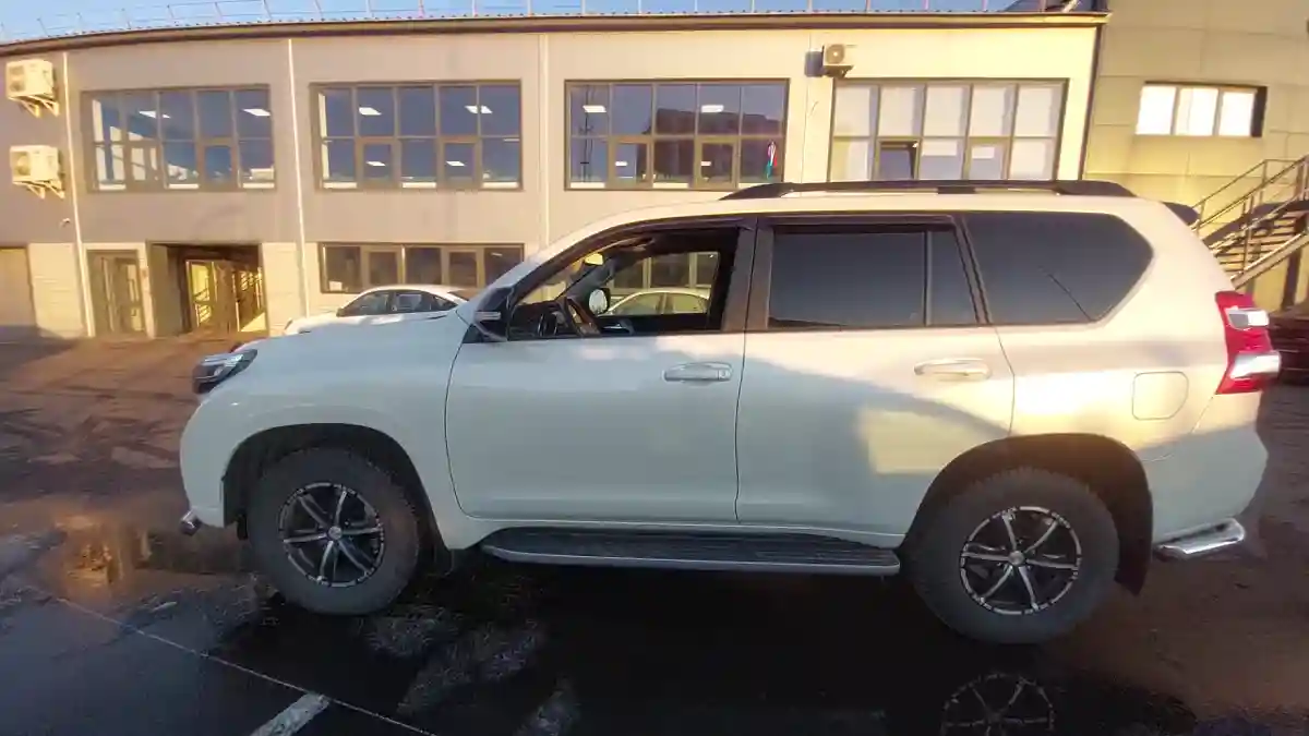 Toyota Land Cruiser Prado 2016 года за 27 000 000 тг. в Астана