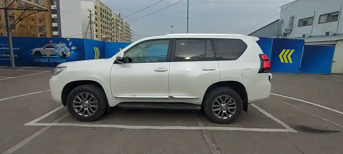 Toyota Land Cruiser Prado 2019 года за 28 000 000 тг. в Алматы