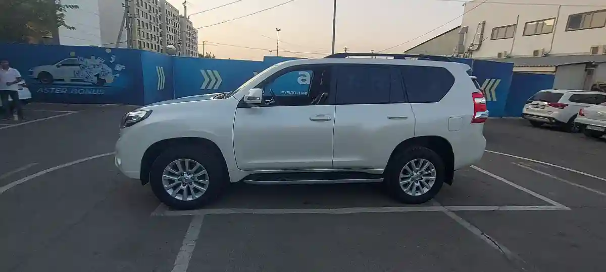 Toyota Land Cruiser Prado 2016 года за 23 000 000 тг. в Алматы
