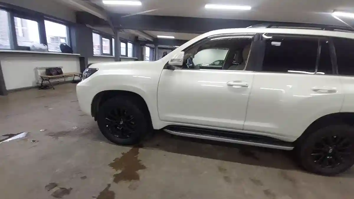 Toyota Land Cruiser Prado 2017 года за 25 000 000 тг. в Астана