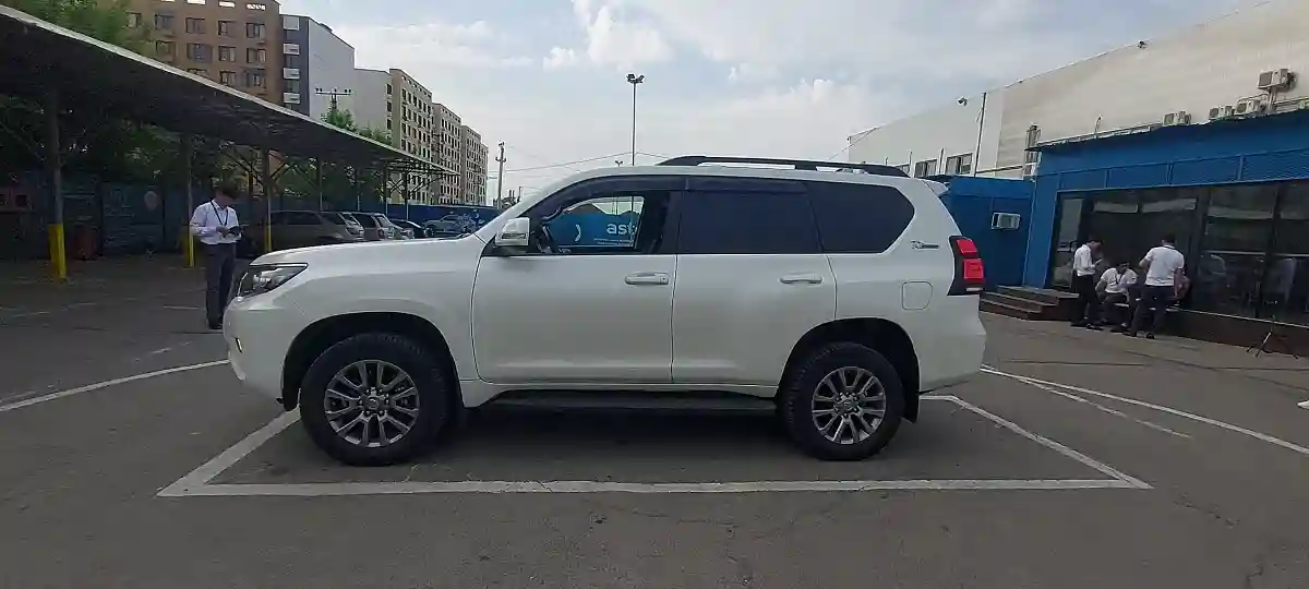 Toyota Land Cruiser Prado 2022 года за 27 000 000 тг. в Алматы