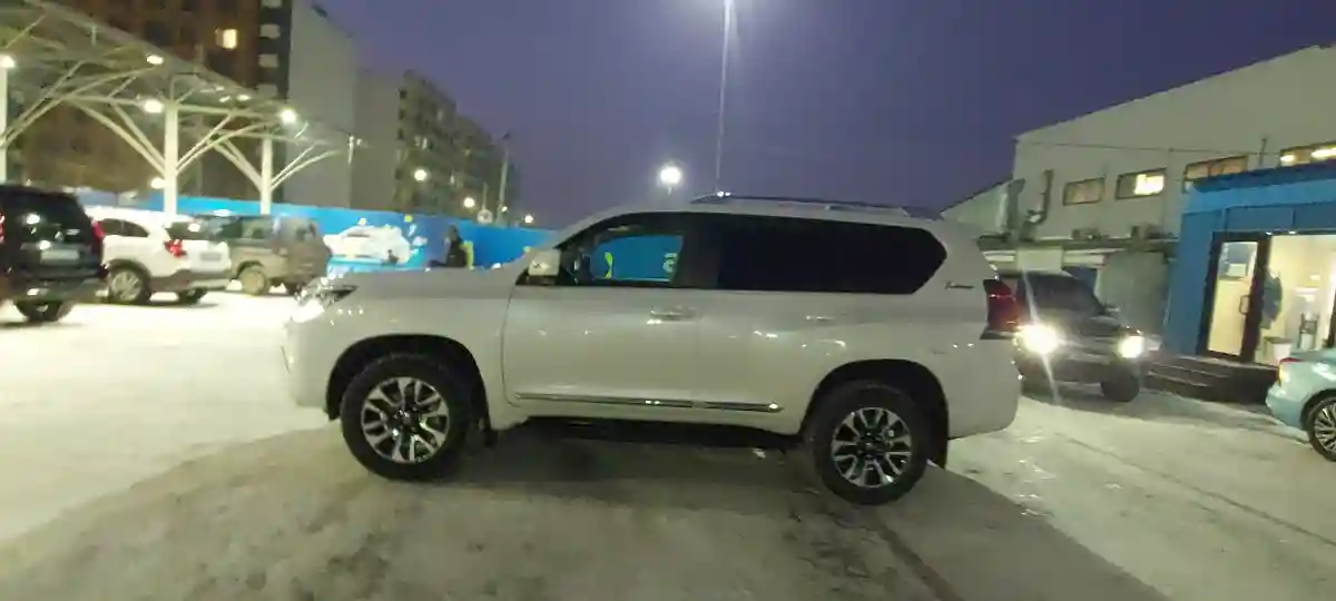 Toyota Land Cruiser Prado 2022 года за 27 500 000 тг. в Алматы