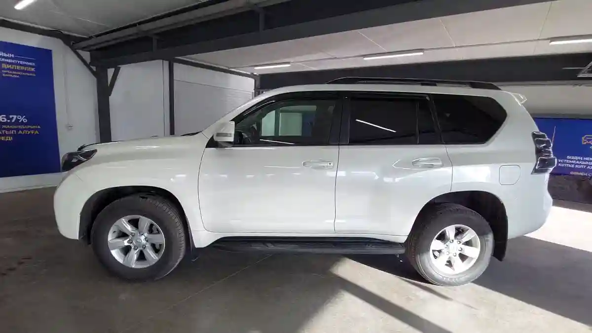 Toyota Land Cruiser Prado 2017 года за 18 000 000 тг. в Астана