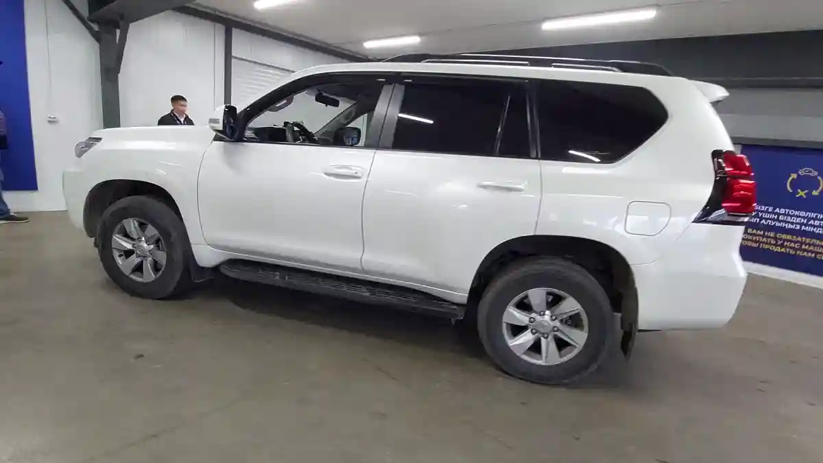 Toyota Land Cruiser Prado 2017 года за 21 000 000 тг. в Астана