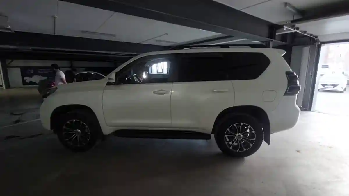 Toyota Land Cruiser Prado 2017 года за 21 000 000 тг. в Астана