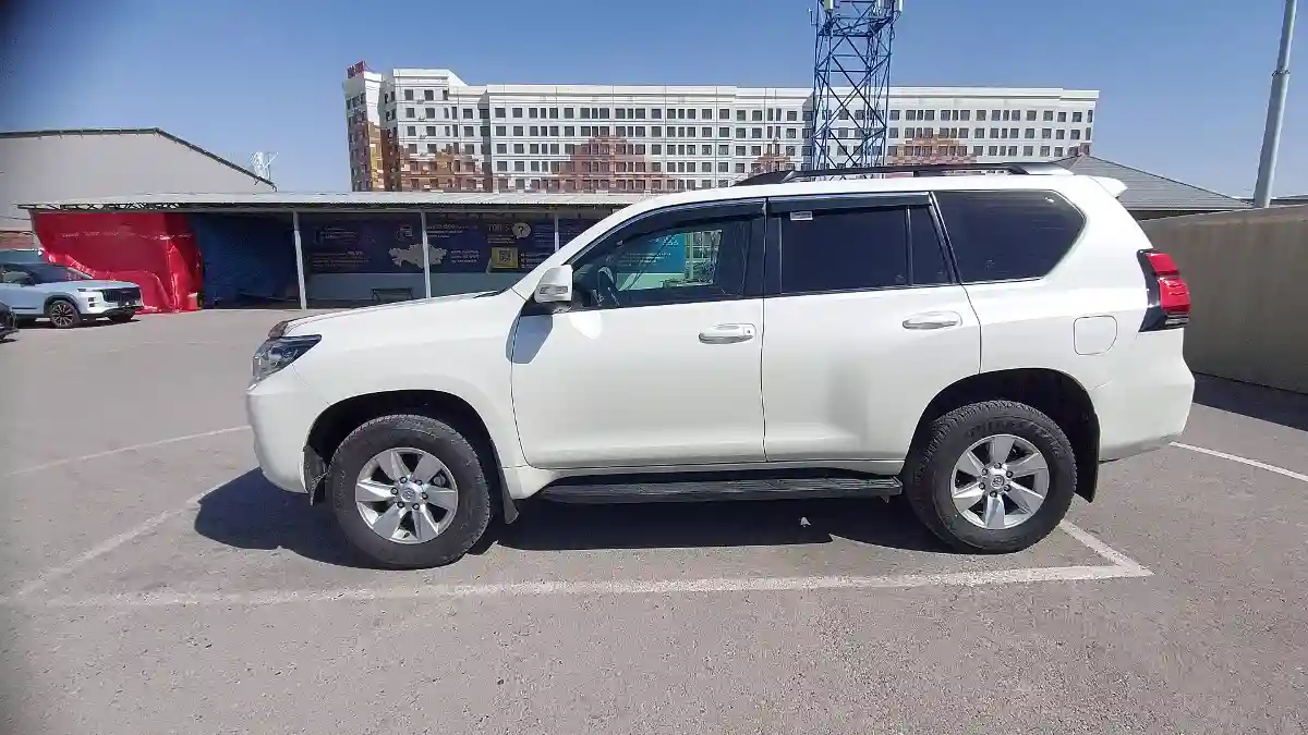 Toyota Land Cruiser Prado 2023 года за 29 000 000 тг. в Шымкент