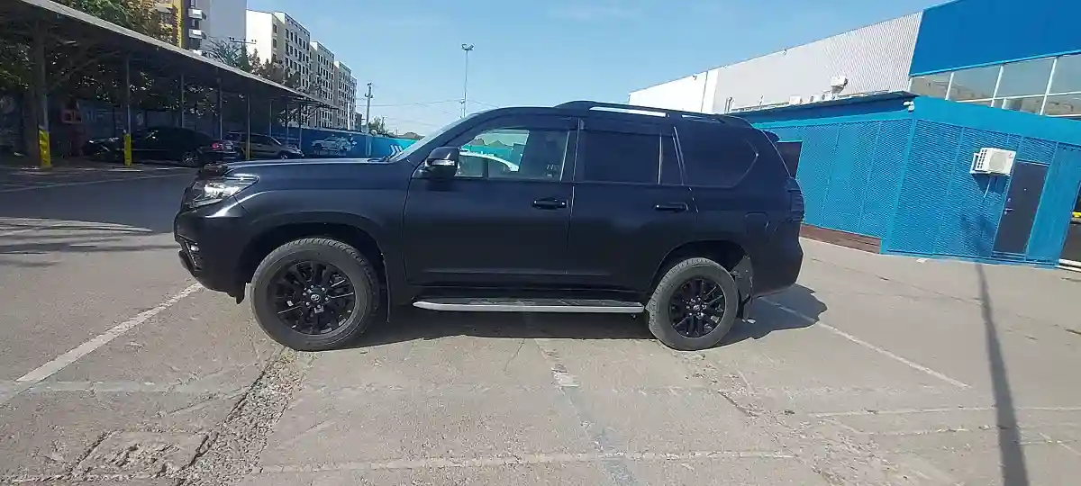 Toyota Land Cruiser Prado 2021 года за 27 000 000 тг. в Алматы