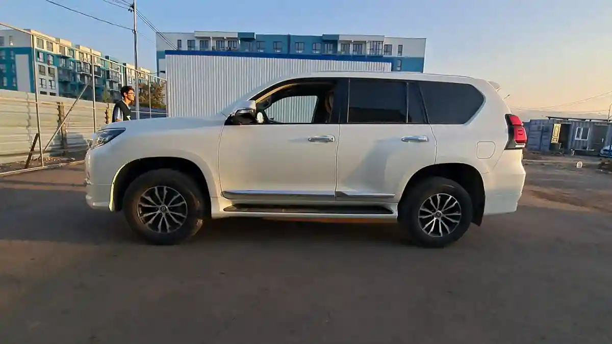 Toyota Land Cruiser Prado 2021 года за 27 000 000 тг. в Алматы