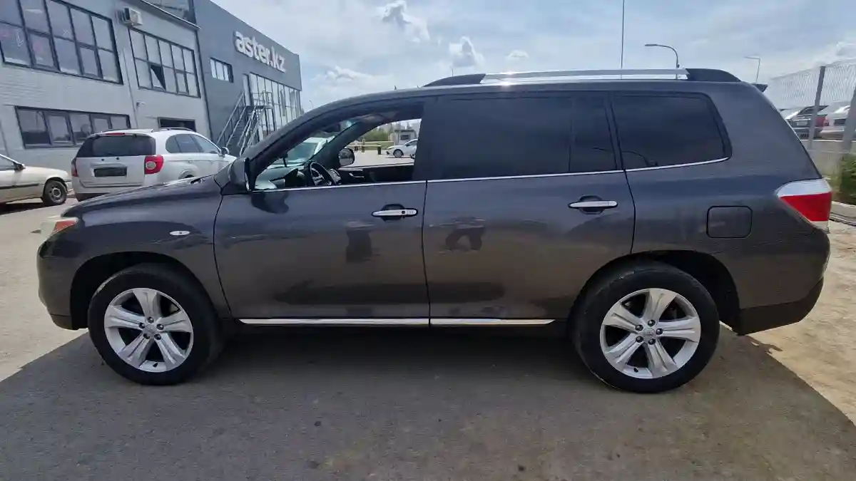 Toyota Highlander 2013 года за 13 200 000 тг. в Астана