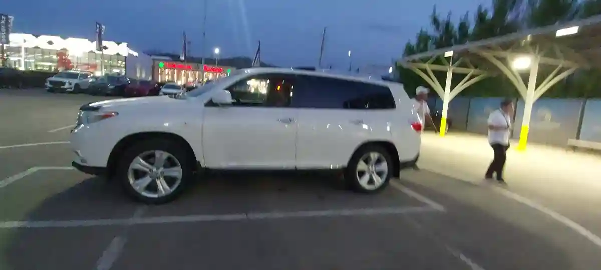 Toyota Highlander 2012 года за 12 800 000 тг. в Алматы