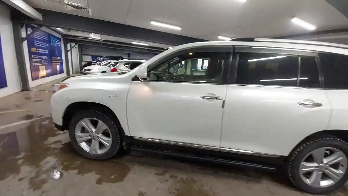 Toyota Highlander 2013 года за 13 500 000 тг. в Астана