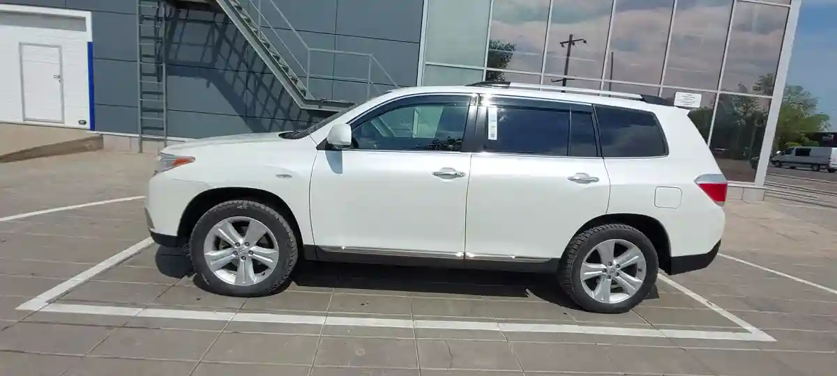 Toyota Highlander 2013 года за 13 850 000 тг. в Уральск