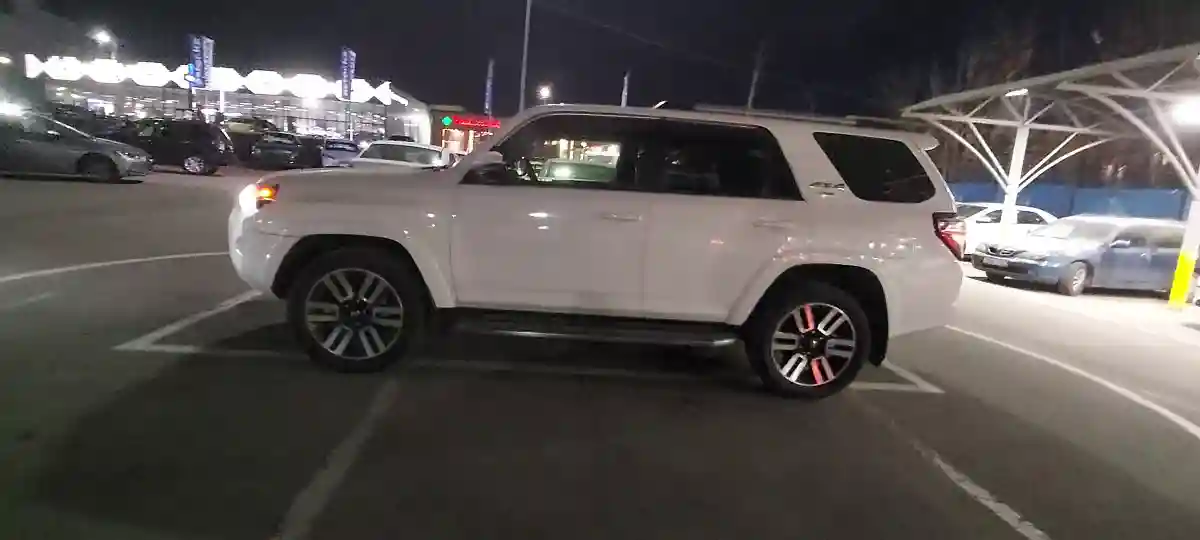 Toyota 4Runner 2019 года за 22 000 000 тг. в Алматы