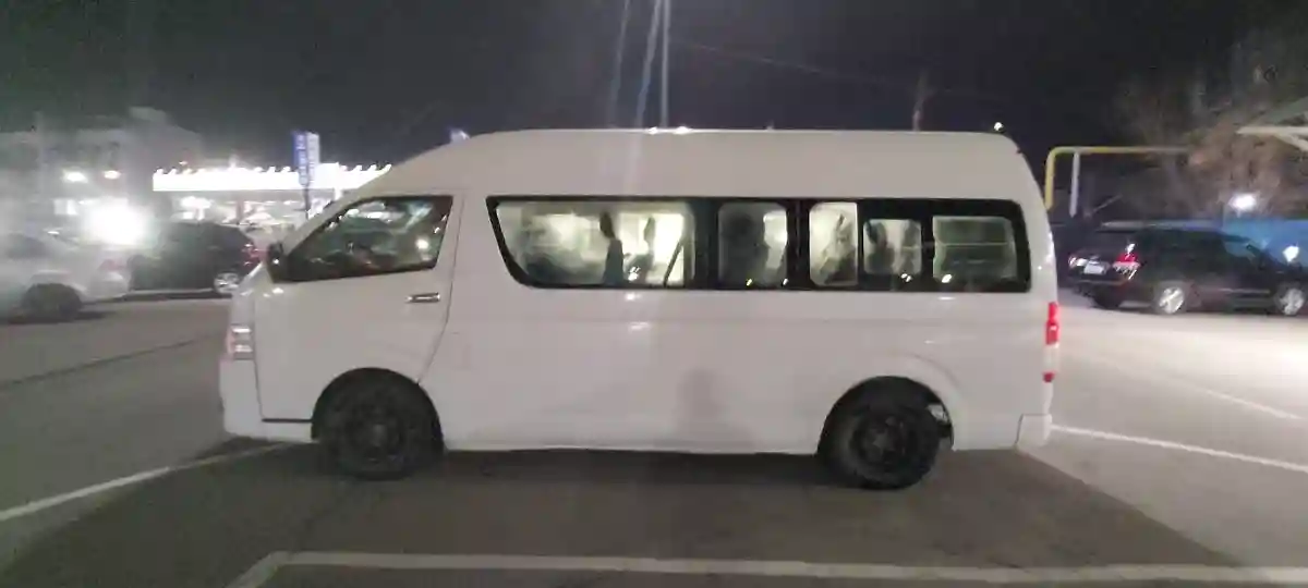 Toyota HiAce 2016 года за 13 000 000 тг. в Алматы