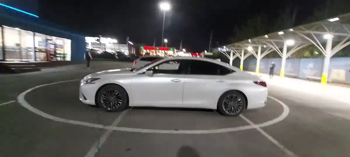 Lexus ES 2018 года за 18 000 000 тг. в Алматы