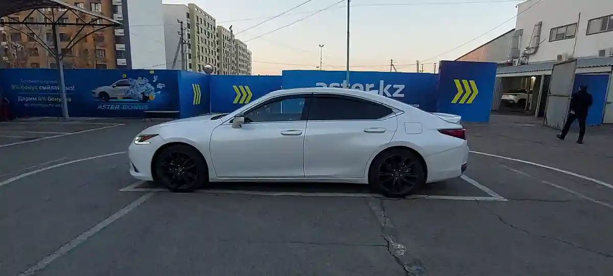 Lexus ES 2019 года за 19 000 000 тг. в Алматы