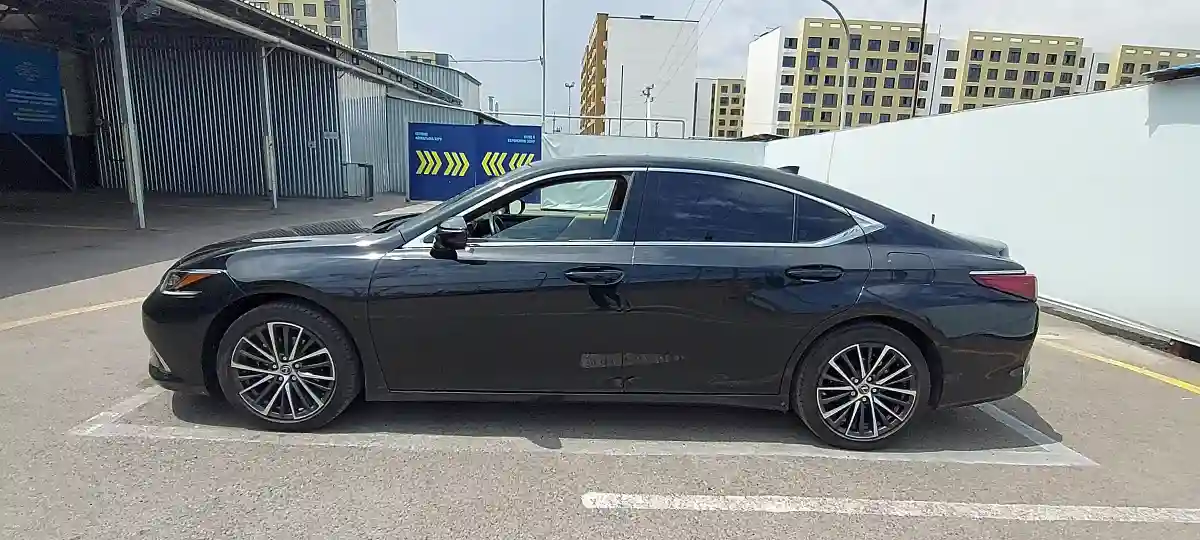 Lexus ES 2022 года за 26 000 000 тг. в Алматы