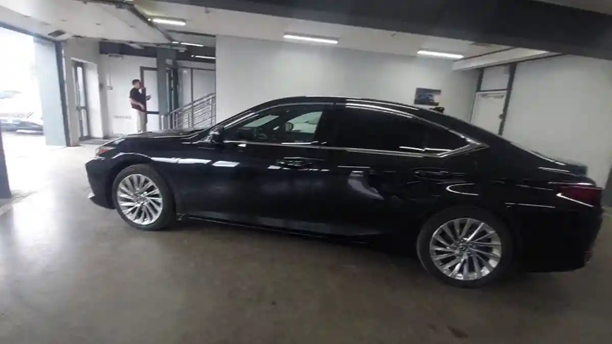 Lexus ES 2019 года за 19 000 000 тг. в Астана
