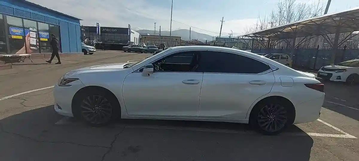 Lexus ES 2020 года за 18 000 000 тг. в Алматы