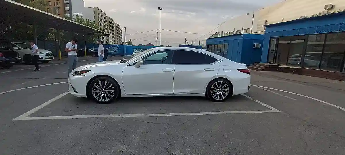 Lexus ES 2019 года за 20 000 000 тг. в Алматы