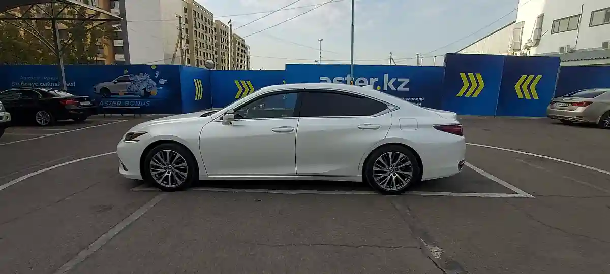 Lexus ES 2018 года за 17 700 000 тг. в Алматы