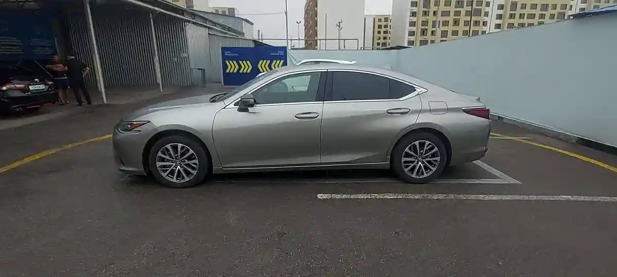 Lexus ES 2022 года за 19 500 000 тг. в Алматы