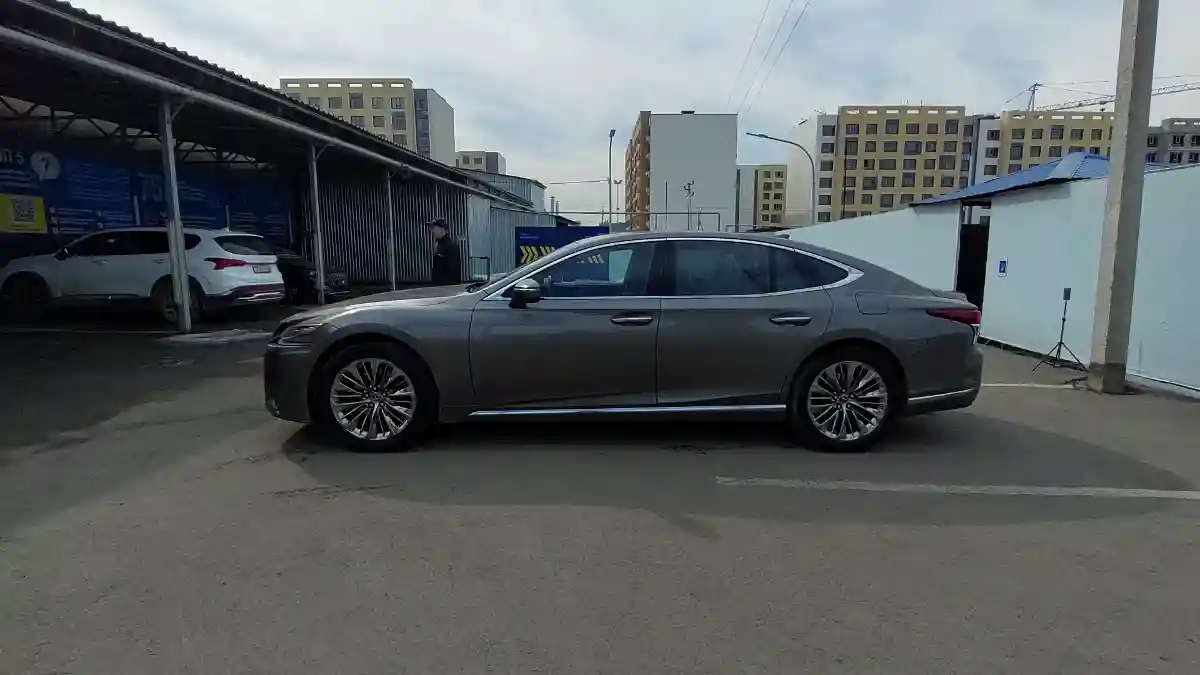 Lexus LS 2017 года за 35 000 000 тг. в Алматы