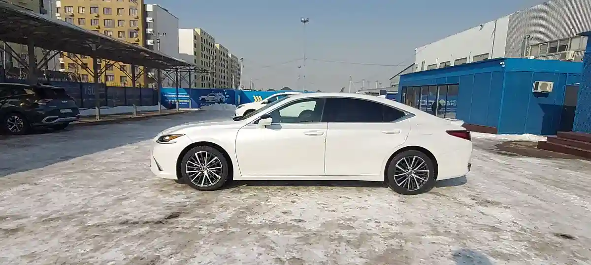 Lexus ES 2022 года за 30 000 000 тг. в Алматы