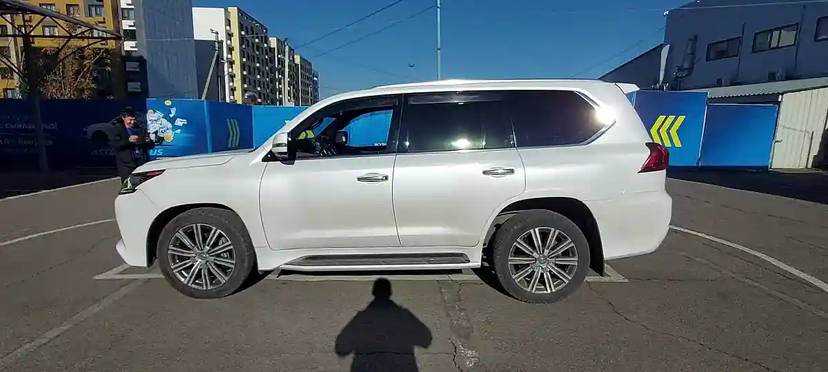 Lexus LX 2017 года за 40 000 000 тг. в Алматы