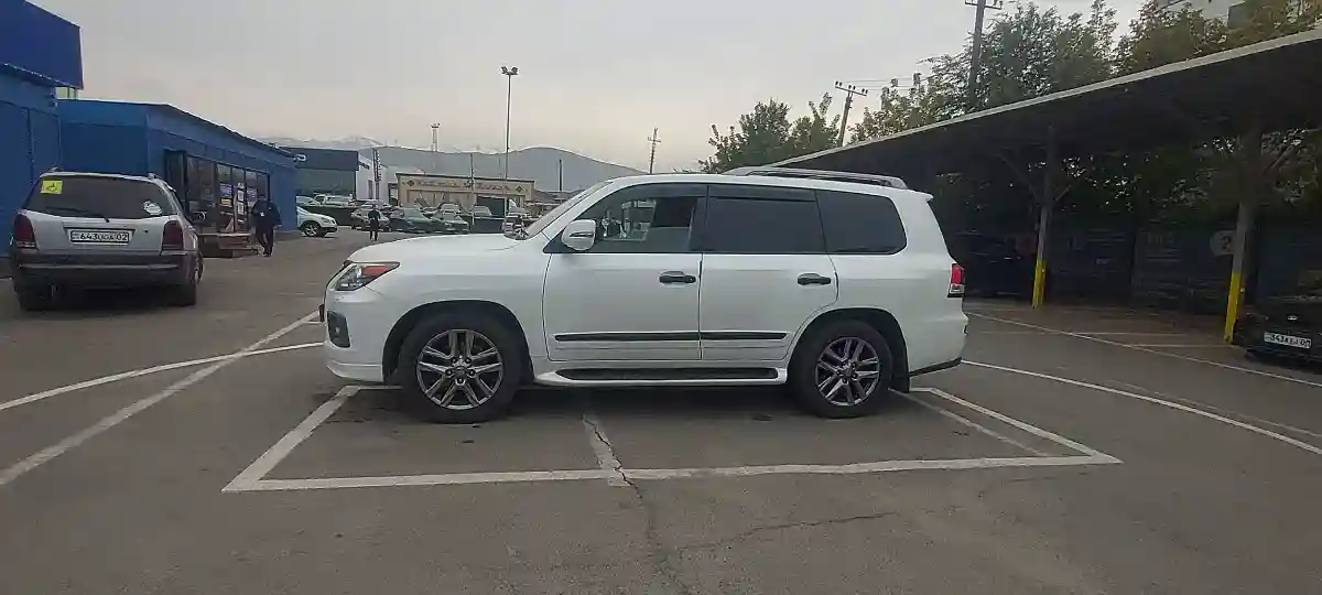 Lexus LX 2013 года за 25 000 000 тг. в Алматы