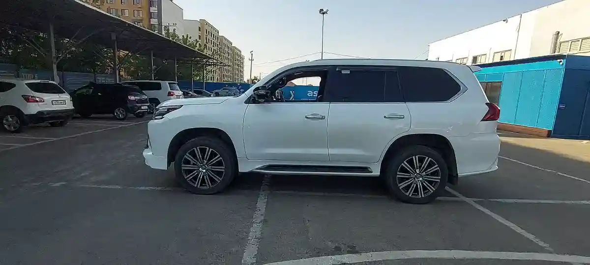Lexus LX 2016 года за 37 750 000 тг. в Алматы