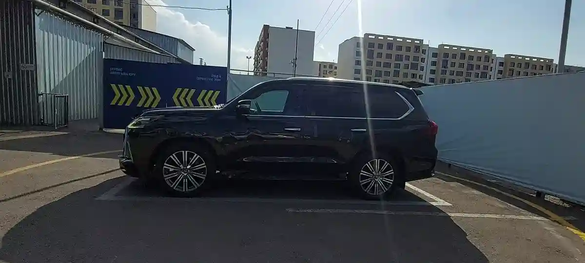 Lexus LX 2016 года за 40 000 000 тг. в Алматы