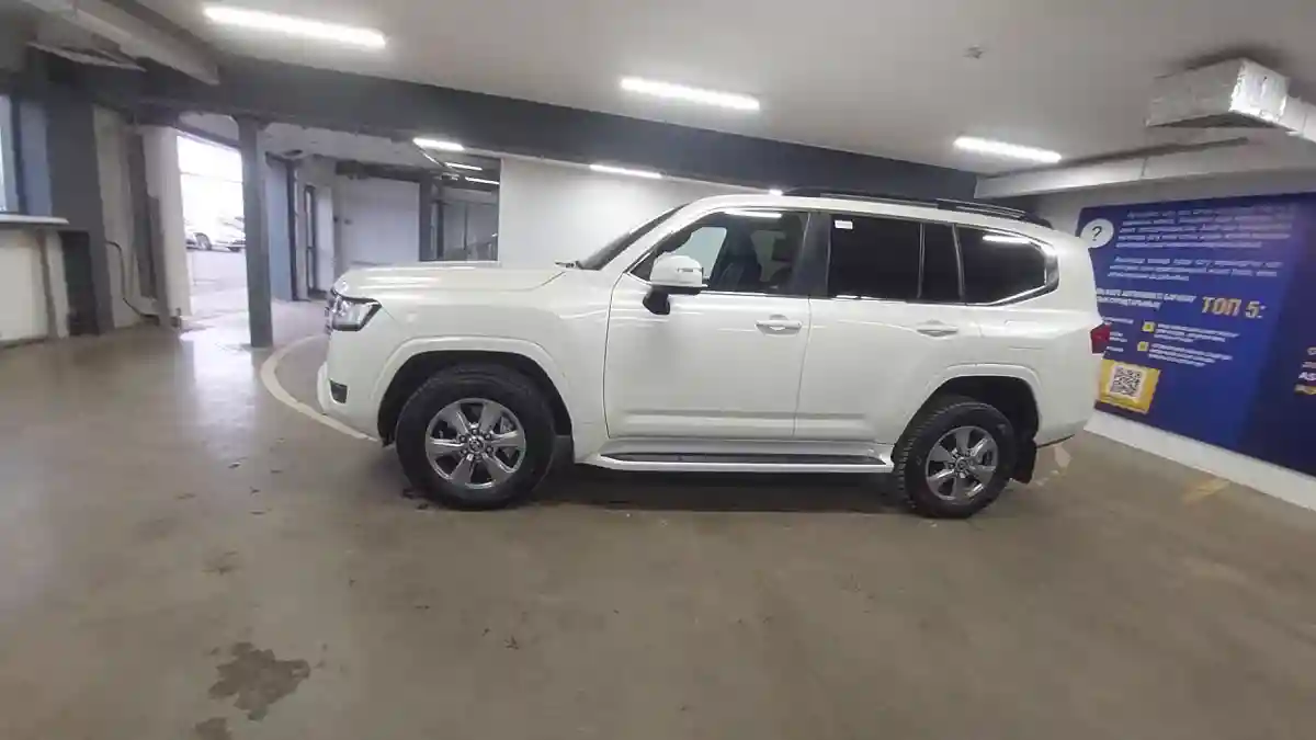 Toyota Land Cruiser 2023 года за 55 000 000 тг. в Астана
