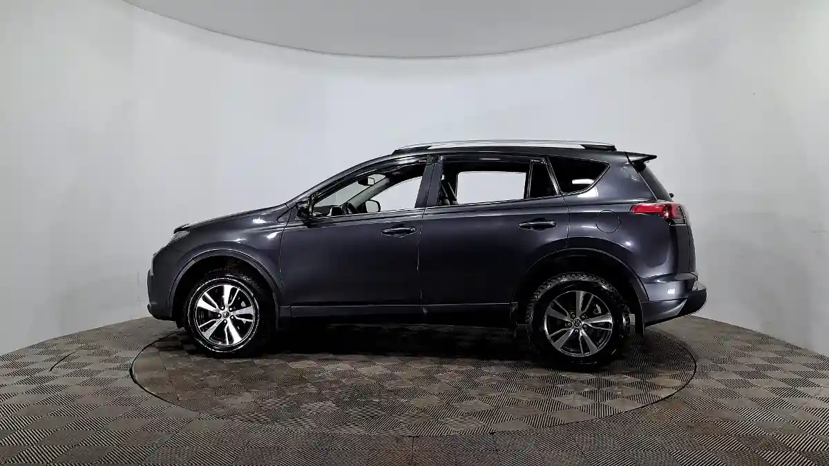 Toyota RAV4 2016 года за 10 490 000 тг. в Астана