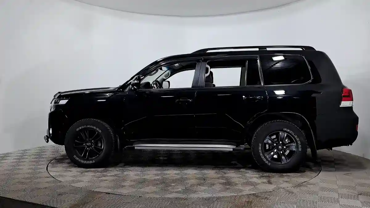 Toyota Land Cruiser 2020 года за 29 990 000 тг. в Астана