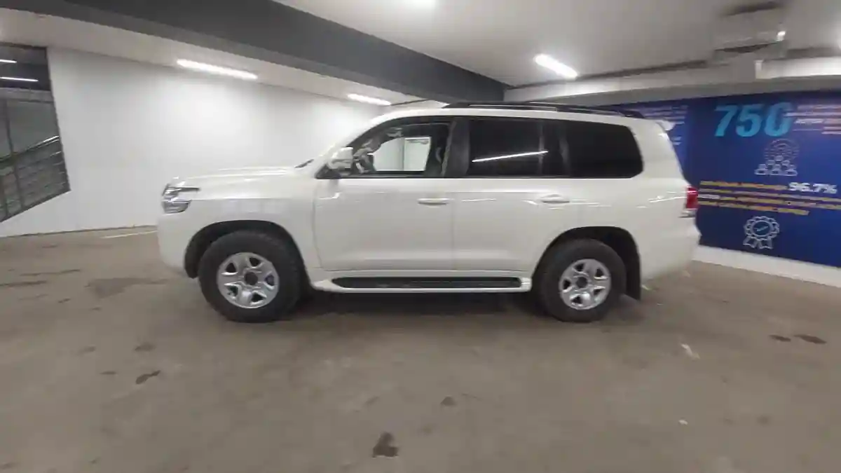 Toyota Land Cruiser 2020 года за 43 000 000 тг. в Астана