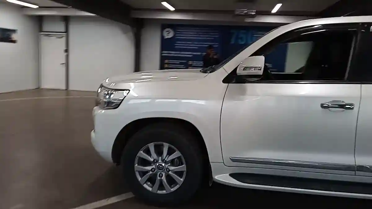 Toyota Land Cruiser 2019 года за 36 000 000 тг. в Астана