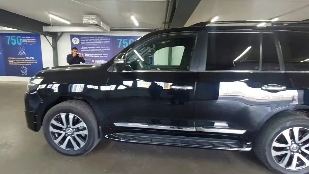 Toyota Land Cruiser 2018 года за 35 000 000 тг. в Астана