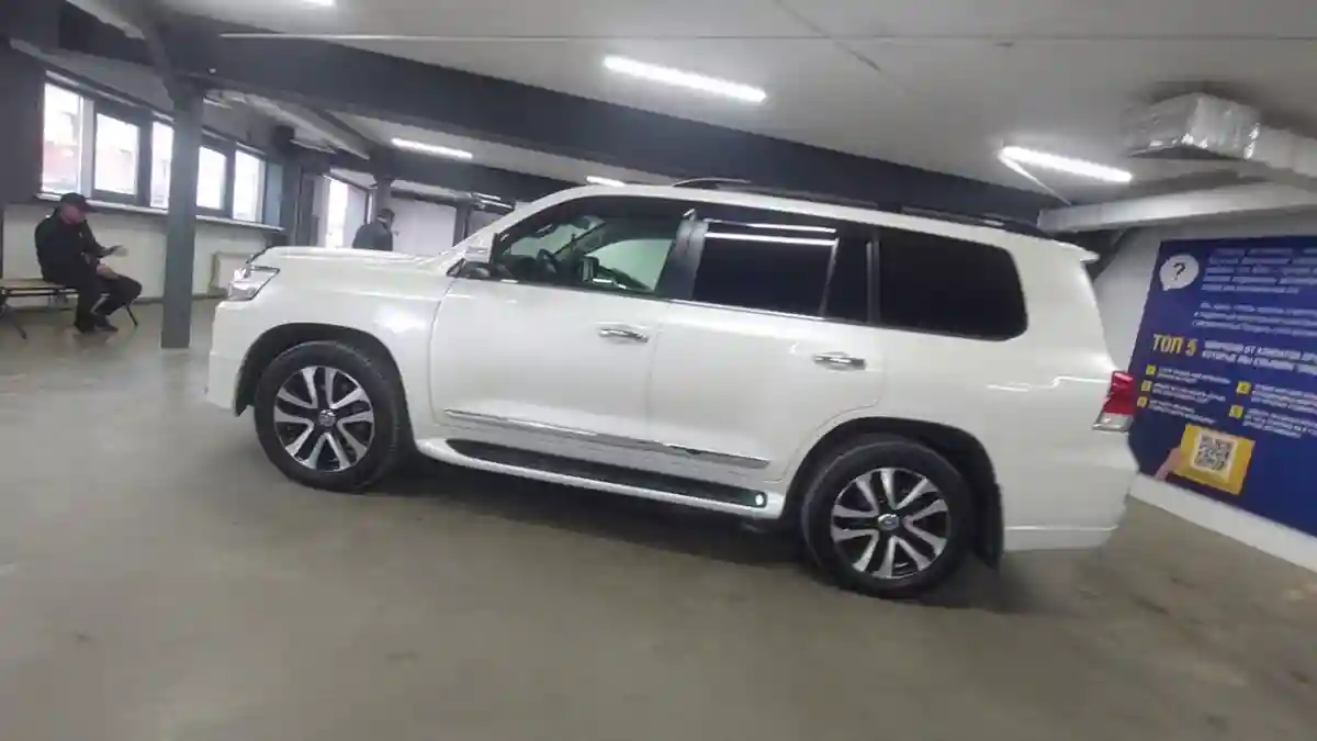 Toyota Land Cruiser 2015 года за 28 000 000 тг. в Астана