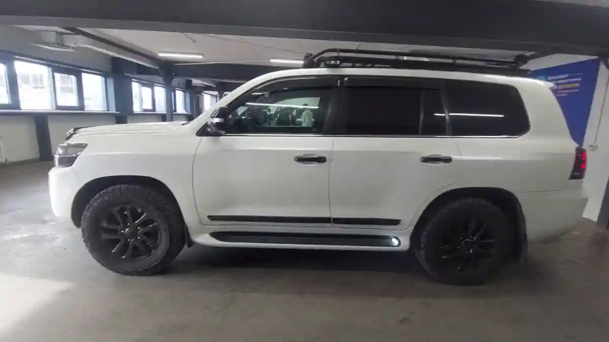 Toyota Land Cruiser 2015 года за 25 000 000 тг. в Астана