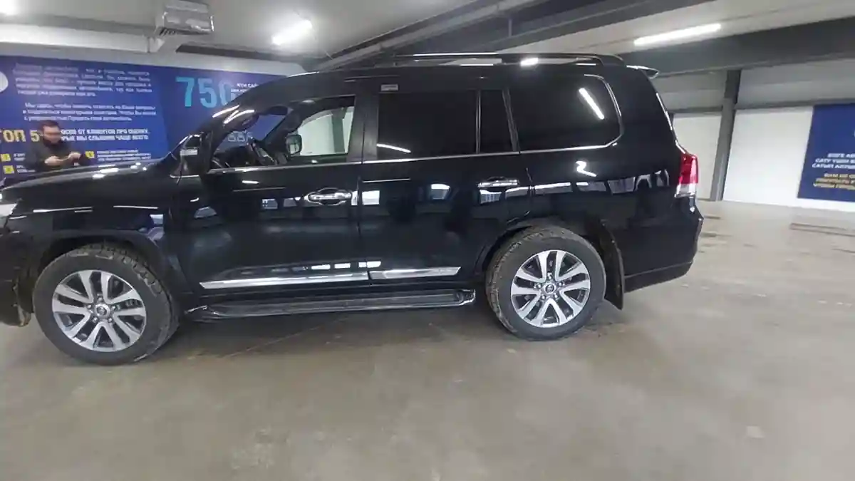 Toyota Land Cruiser 2017 года за 35 000 000 тг. в Астана