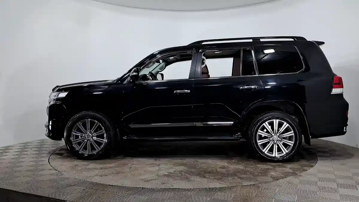 Toyota Land Cruiser 2015 года за 26 490 000 тг. в Астана