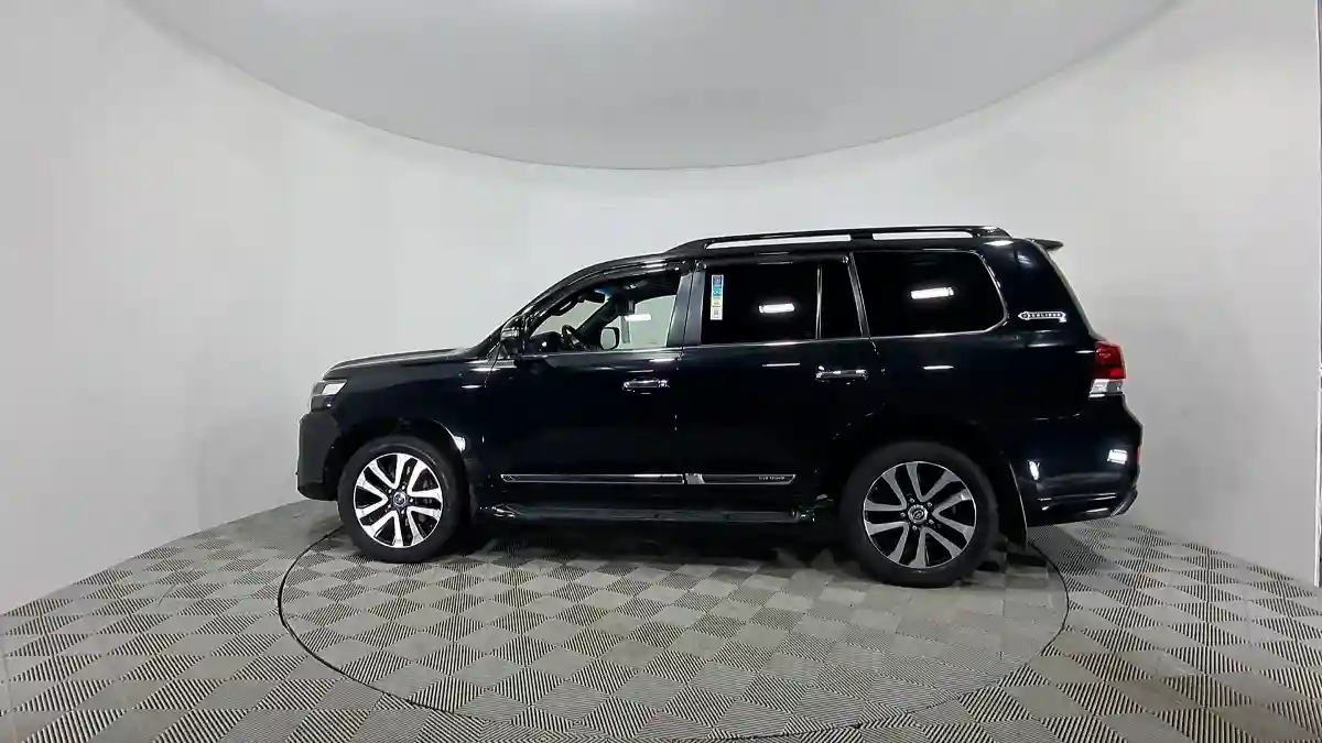Toyota Land Cruiser 2018 года за 36 990 000 тг. в Астана