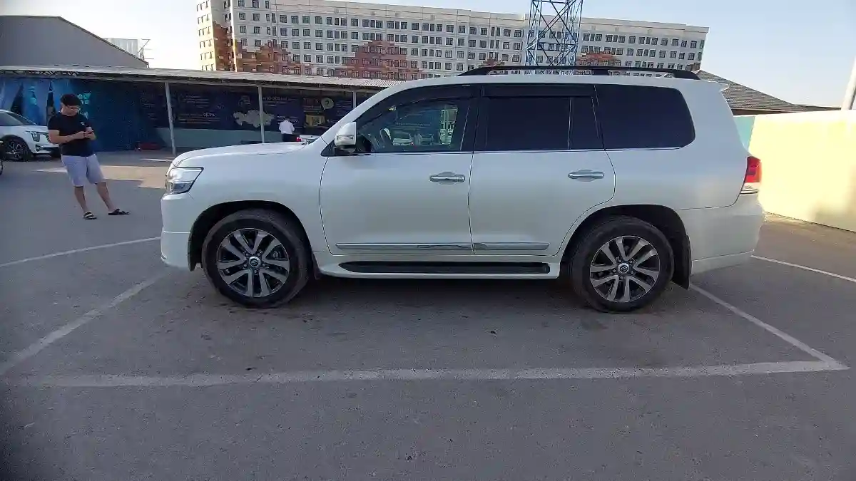 Toyota Land Cruiser 2017 года за 31 000 000 тг. в Шымкент