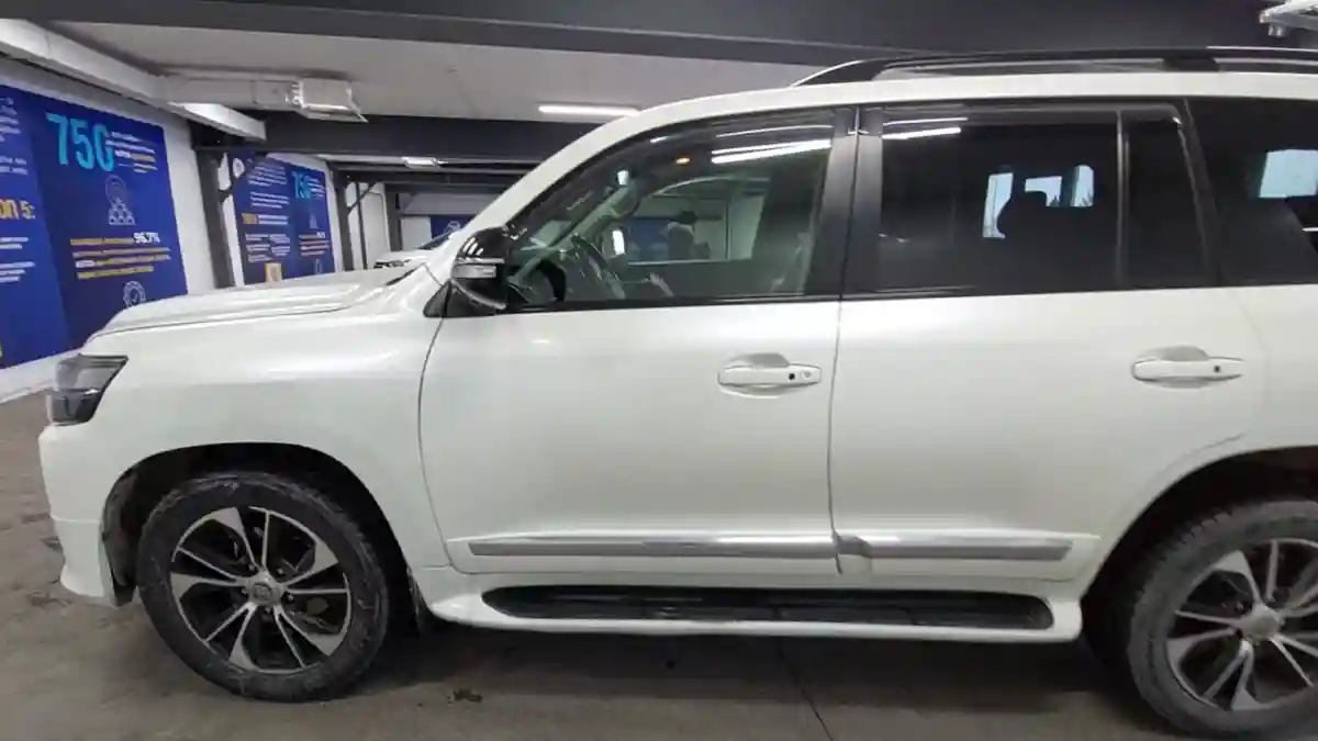 Toyota Land Cruiser 2013 года за 22 000 000 тг. в Астана